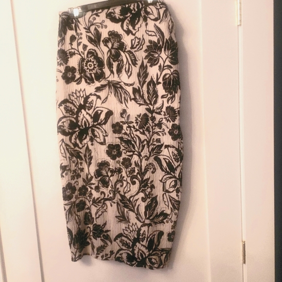 Zara midi thigh slit upper thigh ruching and floral waffled type fabric size med - Picture 3 of 3